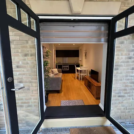 Lovely Modern 1 Bedroom Apartment